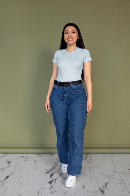 Mujer sonriente de tiro completo posando en estudio