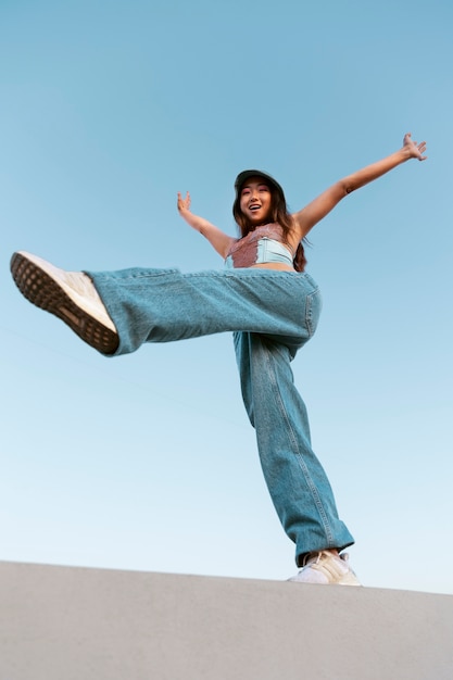 Mujer sonriente de tiro completo posando