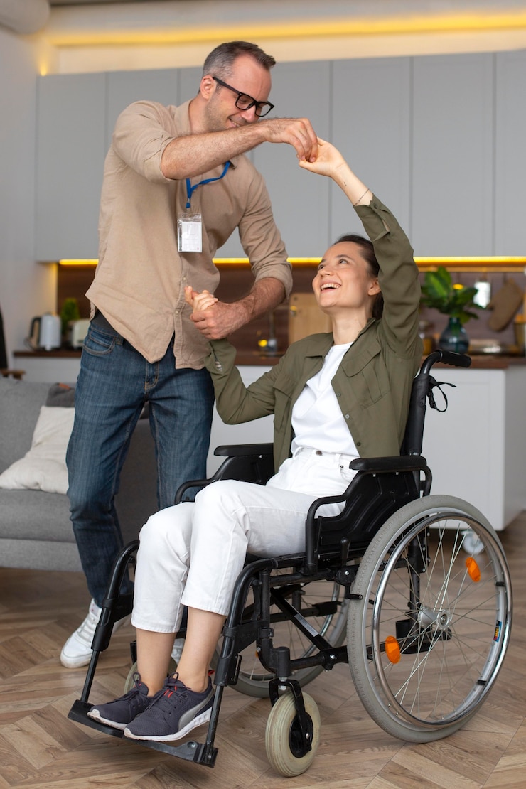 Foto gratuito mujer sonriente de tiro completo sentada en silla de ruedas