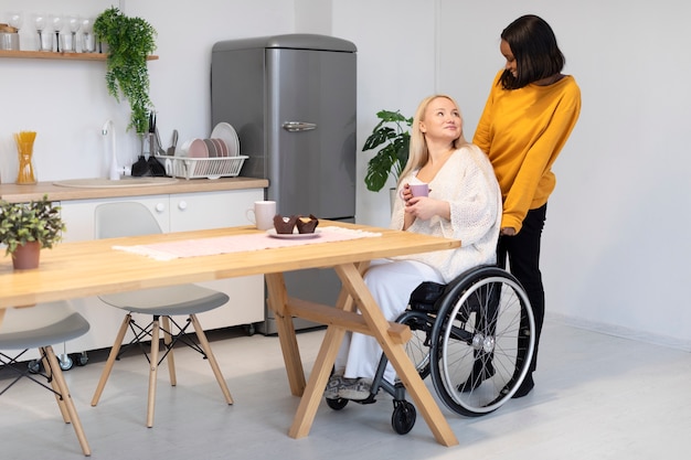 Mujer sonriente de tiro completo en silla de ruedas