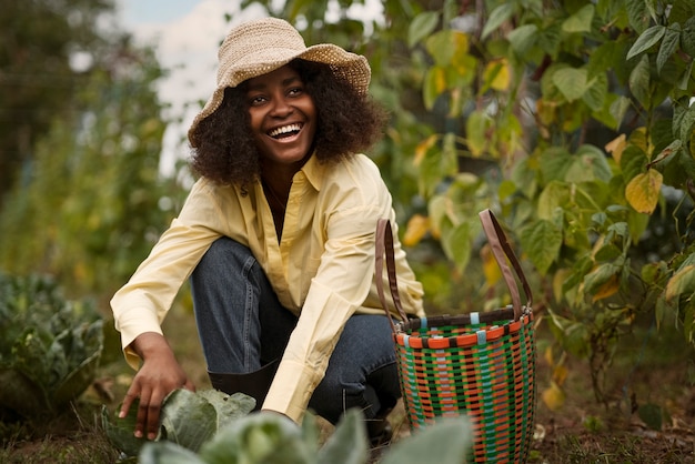 Mujer sonriente de tiro completo trabajando al aire libre