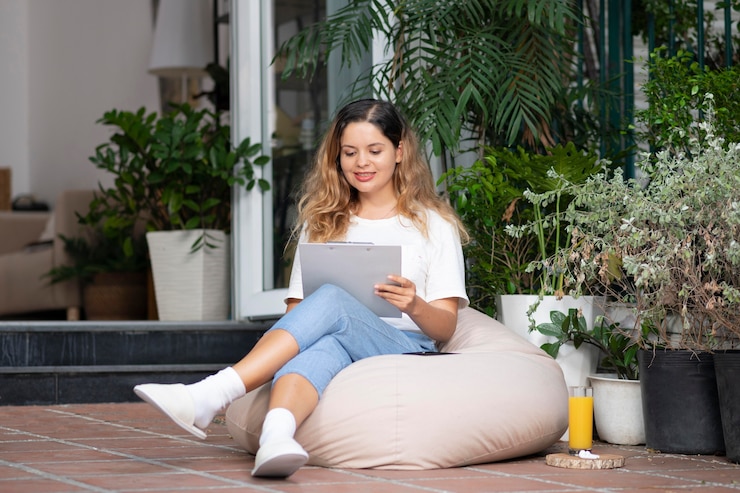 Foto gratuito mujer sonriente de tiro completo trabajando
