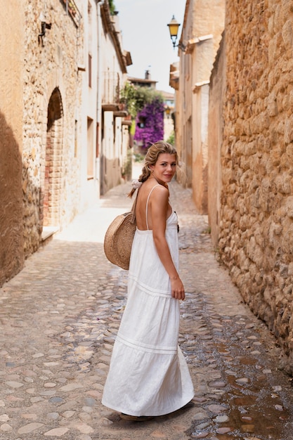 Mujer sonriente de tiro completo viajando