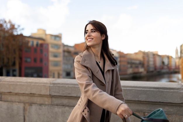 Mujer sonriente de tiro medio afuera