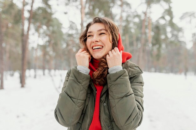 Mujer sonriente de tiro medio al aire libre