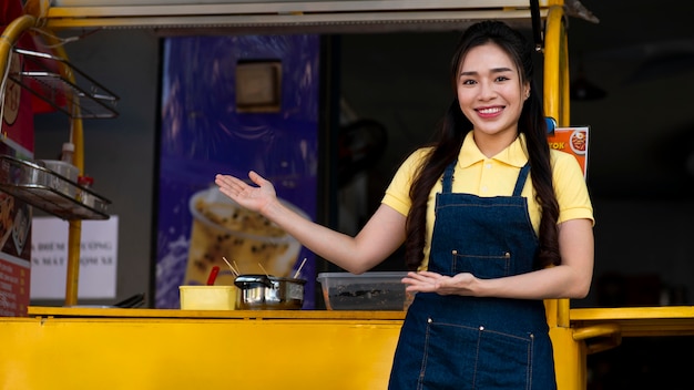 Foto gratuita mujer sonriente de tiro medio al aire libre