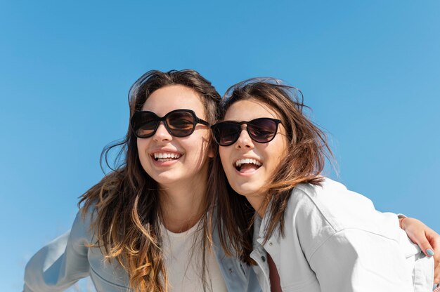 Mujer sonriente de tiro medio al aire libre