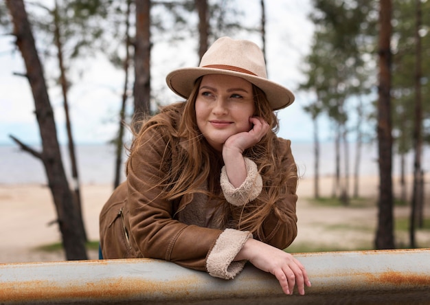 Mujer sonriente de tiro medio al aire libre