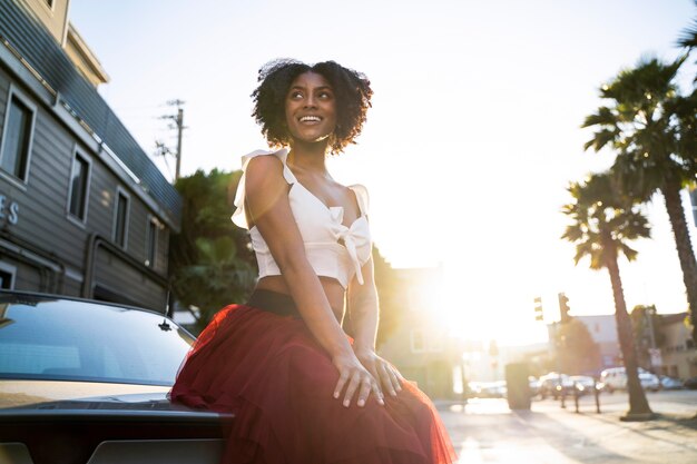 Mujer sonriente de tiro medio al aire libre