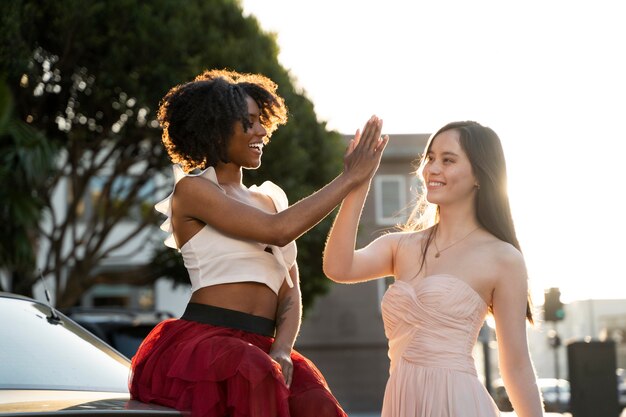 Foto gratuita mujer sonriente de tiro medio al aire libre