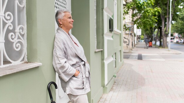 Mujer sonriente de tiro medio al aire libre