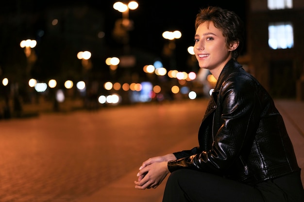 Mujer sonriente de tiro medio al aire libre