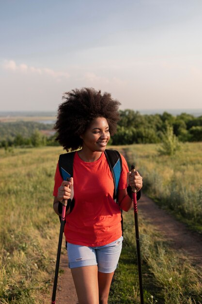 Mujer sonriente de tiro medio al aire libre