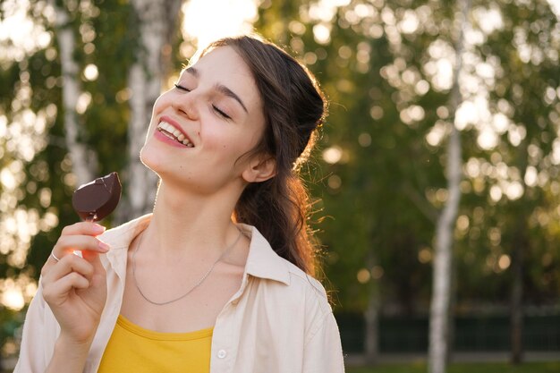 Mujer sonriente de tiro medio al aire libre