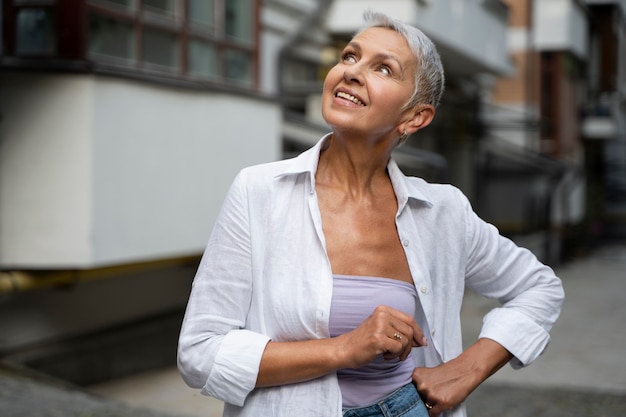 Mujer sonriente de tiro medio al aire libre