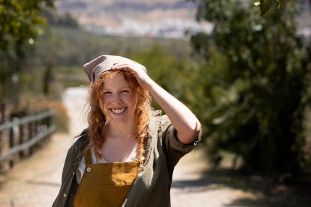 Mujer sonriente de tiro medio al aire libre