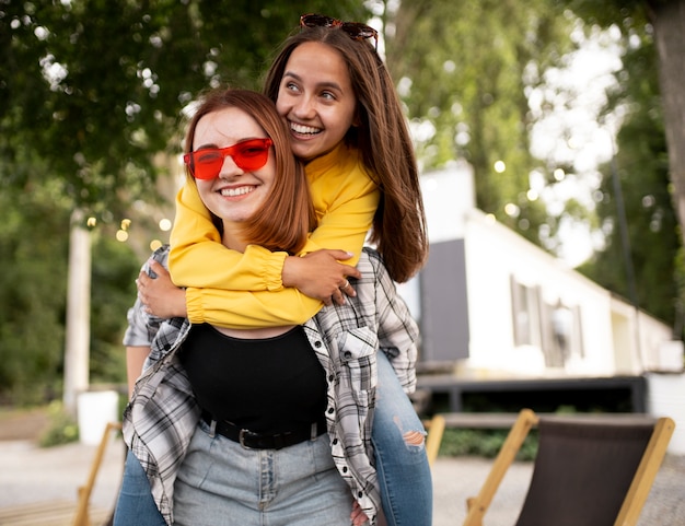 Foto gratuita mujer sonriente de tiro medio al aire libre