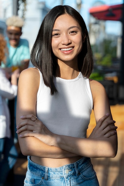 Mujer sonriente de tiro medio al aire libre