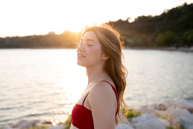 Mujer sonriente de tiro medio al aire libre