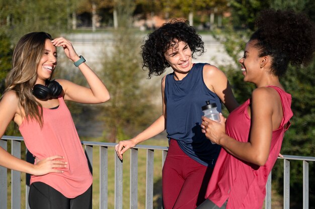 Mujer sonriente de tiro medio al aire libre