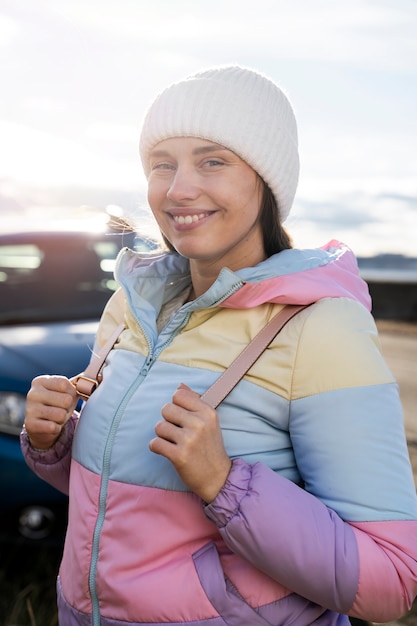 Foto gratuita mujer sonriente de tiro medio al aire libre