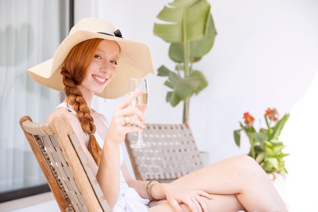 Mujer sonriente de tiro medio al aire libre