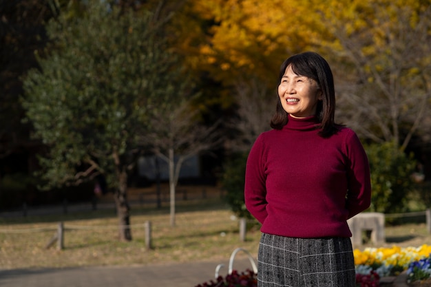 Mujer sonriente de tiro medio al aire libre