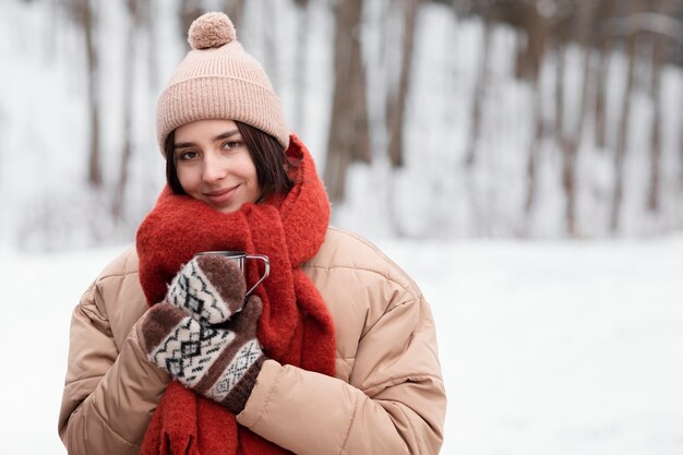 Mujer sonriente de tiro medio al aire libre