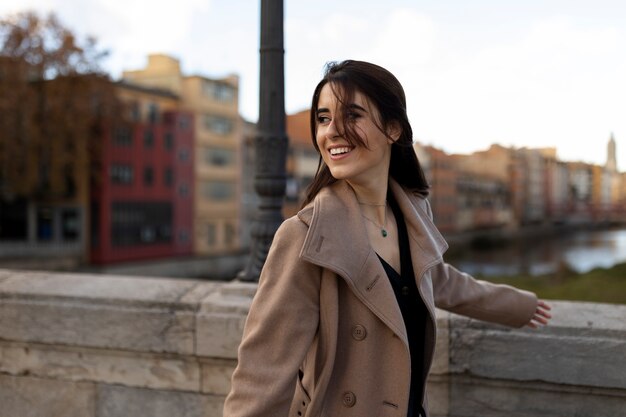 Mujer sonriente de tiro medio al aire libre