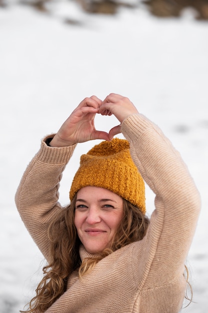 Foto gratuita mujer sonriente de tiro medio al aire libre