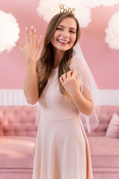 Mujer sonriente de tiro medio con anillo