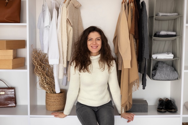 Mujer sonriente de tiro medio en armario