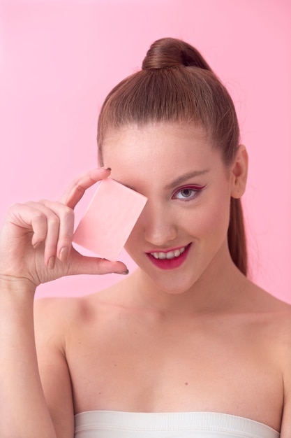 Mujer sonriente de tiro medio con artículo rosa