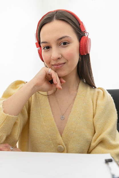 Foto gratuita mujer sonriente de tiro medio con auriculares