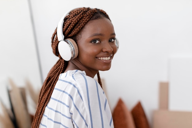 Mujer sonriente de tiro medio con auriculares