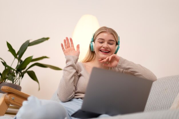 Mujer sonriente de tiro medio con auriculares