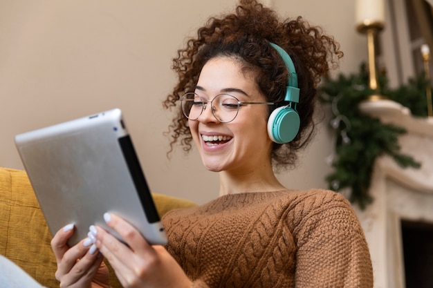 Mujer sonriente de tiro medio con auriculares