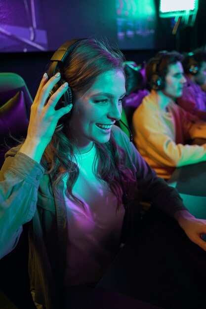 Mujer sonriente de tiro medio con auriculares