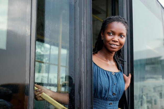 Mujer sonriente de tiro medio en autobús