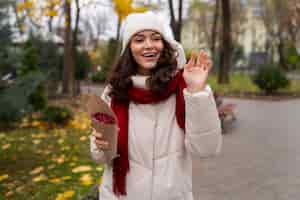 Foto gratuita mujer sonriente de tiro medio con bayas al aire libre