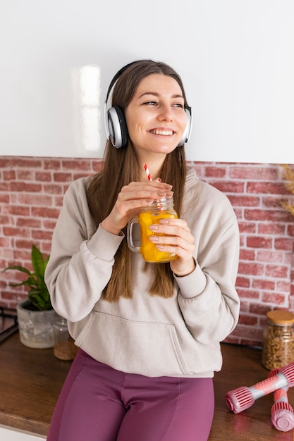 Foto gratuita mujer sonriente de tiro medio con bebida