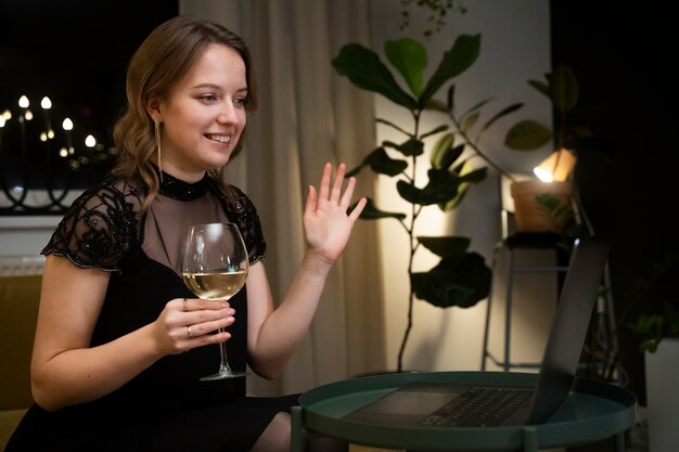 Mujer sonriente de tiro medio con bebida