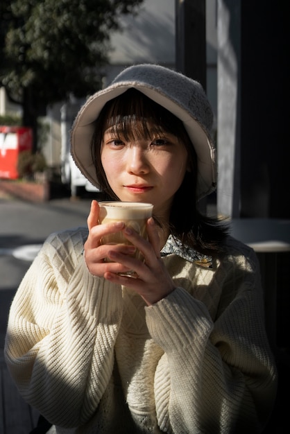 Foto gratuita mujer sonriente de tiro medio con bebida