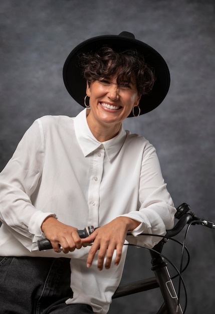 Foto gratuita mujer sonriente de tiro medio con bicicleta