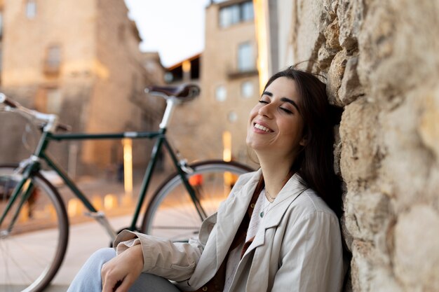 Mujer sonriente de tiro medio con bicicleta