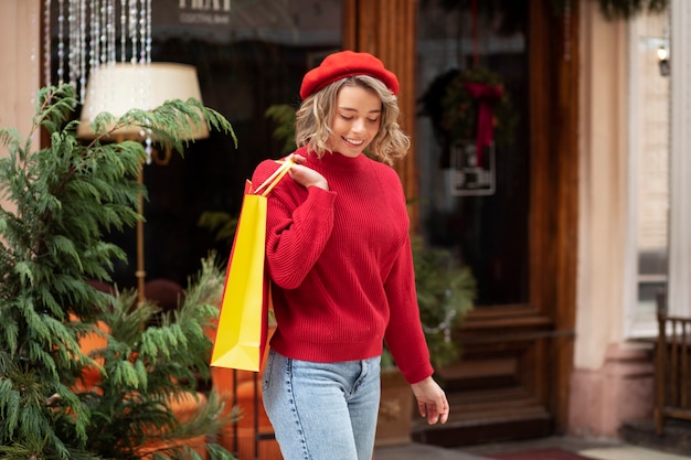 Mujer sonriente de tiro medio con bolsa de compras