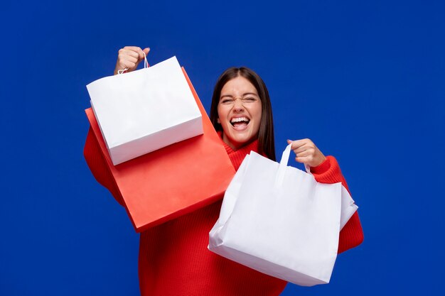 Mujer sonriente de tiro medio con bolsas