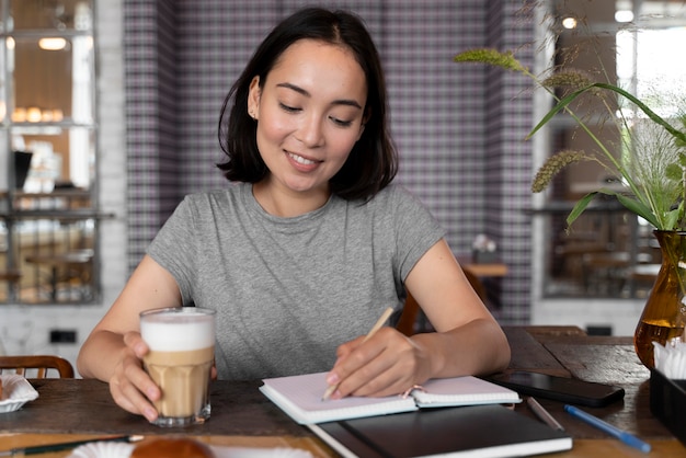 Foto gratuita mujer sonriente de tiro medio con café