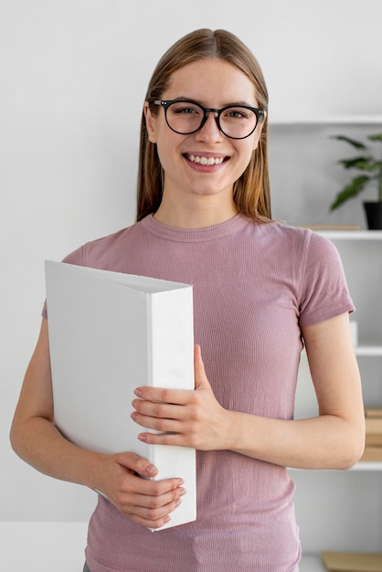 Foto gratuita mujer sonriente de tiro medio en casa