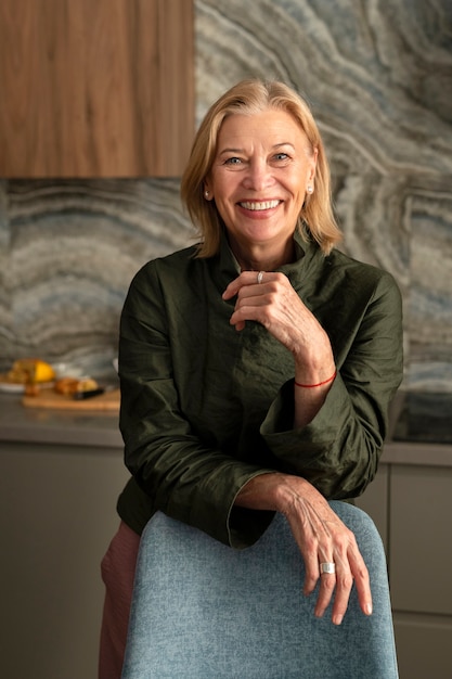 Foto gratuita mujer sonriente de tiro medio en casa